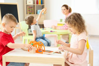 Anaokulu oynarken sevimli küçük çocuklar