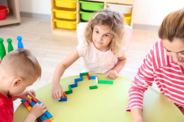 Anaokulu sevimli küçük çocuklarla kreş öğretmeni