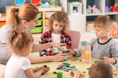 Anaokulu sevimli küçük çocuklarla kreş öğretmeni