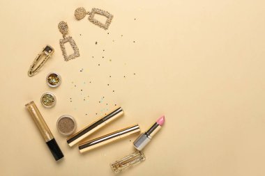 Renk arkaplanındaki dekoratif kozmetik ve aksesuarlar