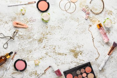 Hafif arka planda dekoratif kozmetik ve aksesuarlardan yapılmış çerçeve