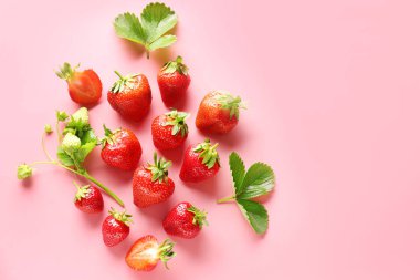 Renkli arka planda olgun kırmızı çilek