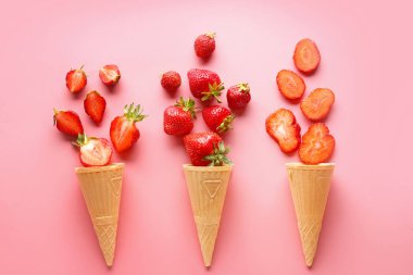 Renkli arka planda olgun kırmızı çilek ile Waffle konileri