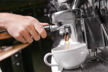 Barista kafede taze aromatik kahve hazırlıyor, yakın plan.