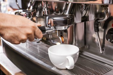 Barista kafede taze aromatik kahve hazırlıyor, yakın plan.