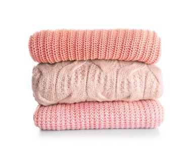 Beyaz arka planda sıcak giysiler yığını