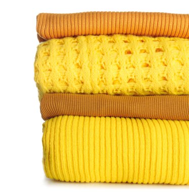 Beyaz arka planda sıcak giysiler yığını