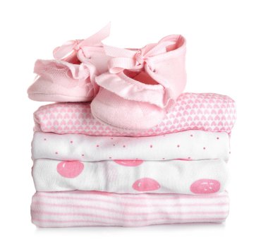 Beyaz arka planda bebek kıyafetleri ve ayakkabıları yığını