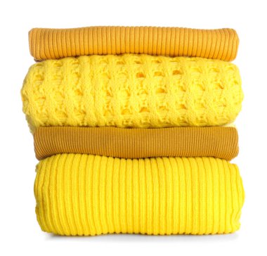 Beyaz arka planda sıcak giysiler yığını