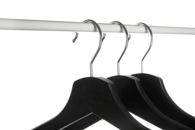 Beyaz arka planda elbise askıları ile raf, çekim