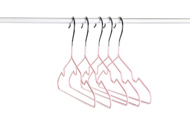 Beyaz arkaplanda elbise askıları ile dizin