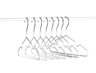 Beyaz arkaplanda elbise askıları ile dizin