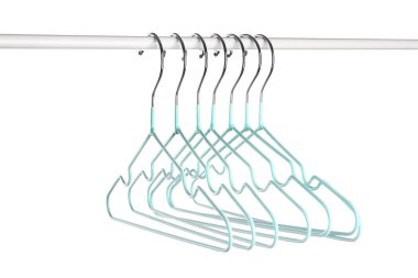 Beyaz arkaplanda elbise askıları ile dizin