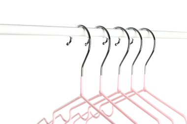 Beyaz arkaplanda elbise askıları ile dizin