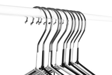 Beyaz arka planda elbise askıları ile raf, çekim