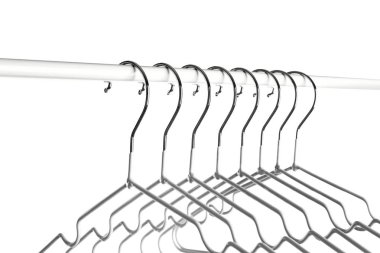 Beyaz arkaplanda elbise askıları ile dizin