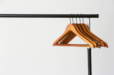 Açık arkaplanda elbise askısı olan raflar