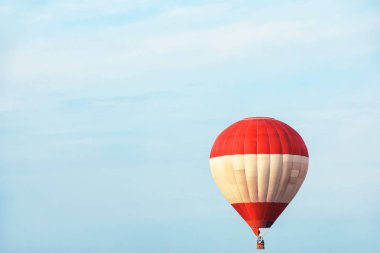 Mavi gökyüzünde sıcak hava balonu görünümü