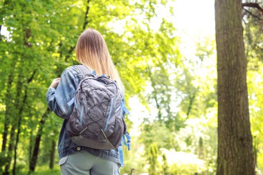 İlkbahar da güzel parkta yürüyen kadın turist, arka görüş