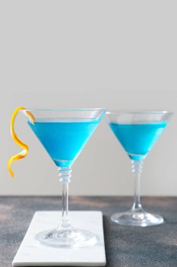 Mavi Göl Kokteyli bardakları masada.