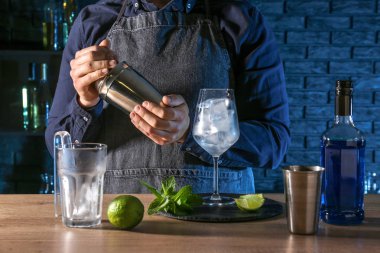 Barkeeper barda masada Blue Lagoon kokteyl hazırlanıyor