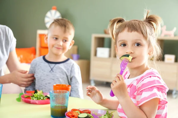 Carino bambini piccoli mangiare gustoso pranzo nella scuola materna — Foto Stock