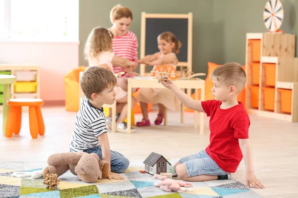 Petits enfants mignons jouant à la maternelle — Photo