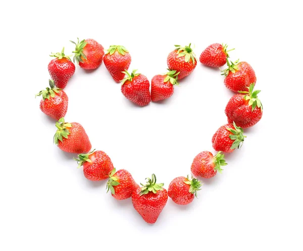 Coeur en fraise rouge sur fond blanc — Photo