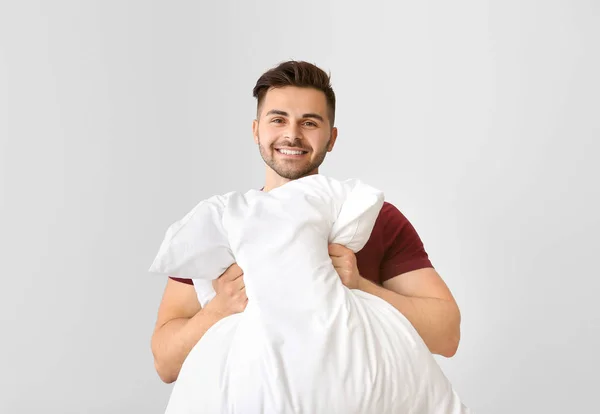 Przystojny mężczyzna z poduszką na białym tle — Zdjęcie stockowe