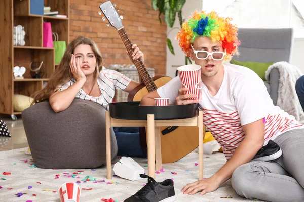 Jóvenes con resaca después de la fiesta en casa — Foto de Stock