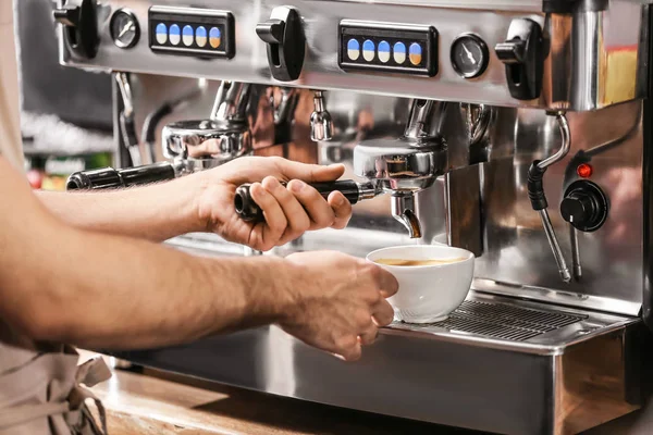 Barista preparando café aromático fresco en la cafetería — Foto de Stock