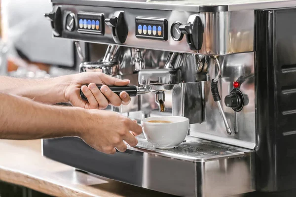 Barista preparing fresh aromatic coffee in cafe — Stock Photo, Image