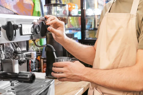 Barista készül friss illatos kávét a café — Stock Fotó