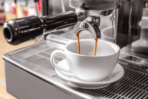 コーヒーを作るコーヒーマシン、クローズアップ — ストック写真