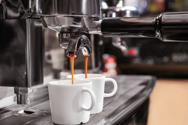 Cafetera moderna haciendo café —  Fotos de Stock