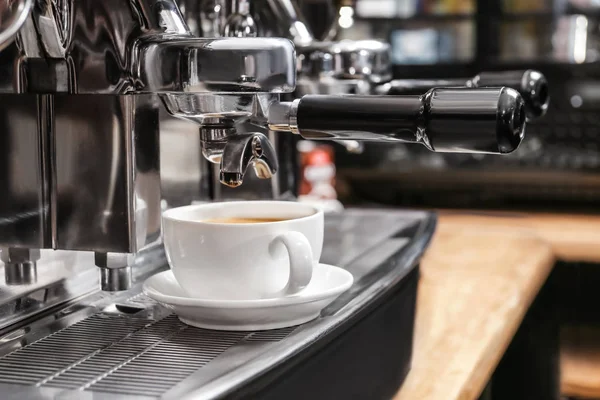 コーヒーを作る現代のコーヒーマシン — ストック写真