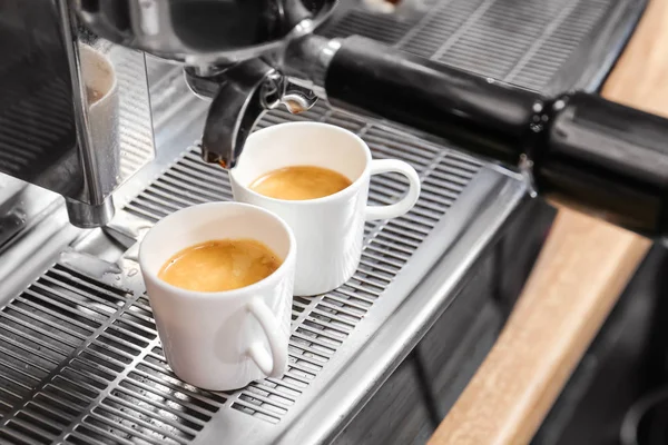 コーヒーを作る現代のコーヒーマシン — ストック写真