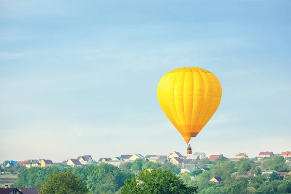 Uitzicht op de hete lucht ballon op het platteland — Stockfoto