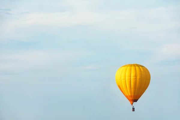 Mavi gökyüzünde sıcak hava balonu görünümü — Stok fotoğraf