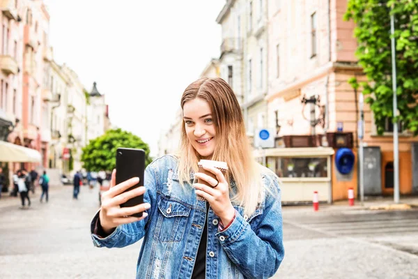 Touristin macht Selfie in schöner Stadt — Stockfoto