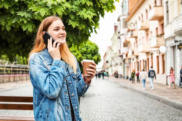 Female tourist talking by phone in beautiful city — Stock Photo, Image