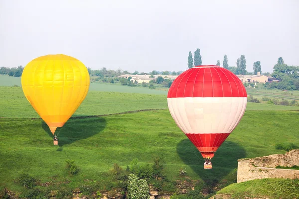 Vista de globos aerostáticos en el campo —  Fotos de Stock