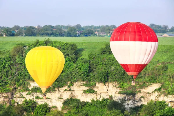 Blick auf Heißluftballons in der Landschaft — Stockfoto