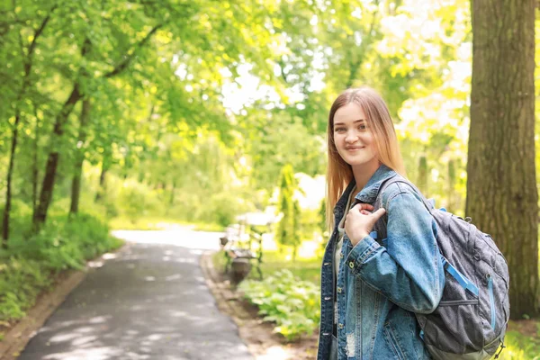 İlkbahar da güzel parkta yürüyen kadın turist