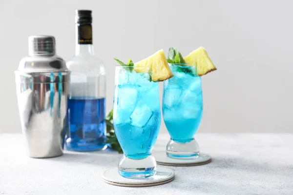 Szklanki koktajlu Blue Lagoon na stole — Zdjęcie stockowe