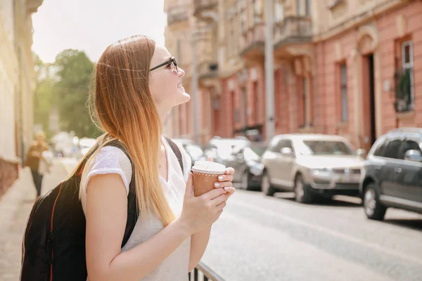 Turista femenina con taza de café en la ciudad vieja — Foto de Stock