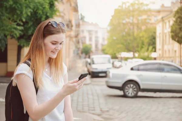 Female tourist with mobile phone in old city — Stock Photo, Image