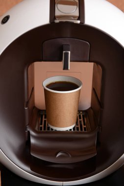 Fincan ile modern kahve makinesi