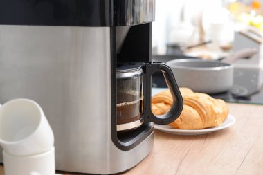 Mutfak masasında modern kahve makinesi, closeup