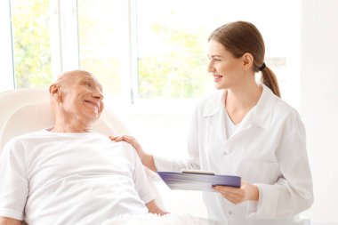 Modern klinikte doktor ile yaşlı adam